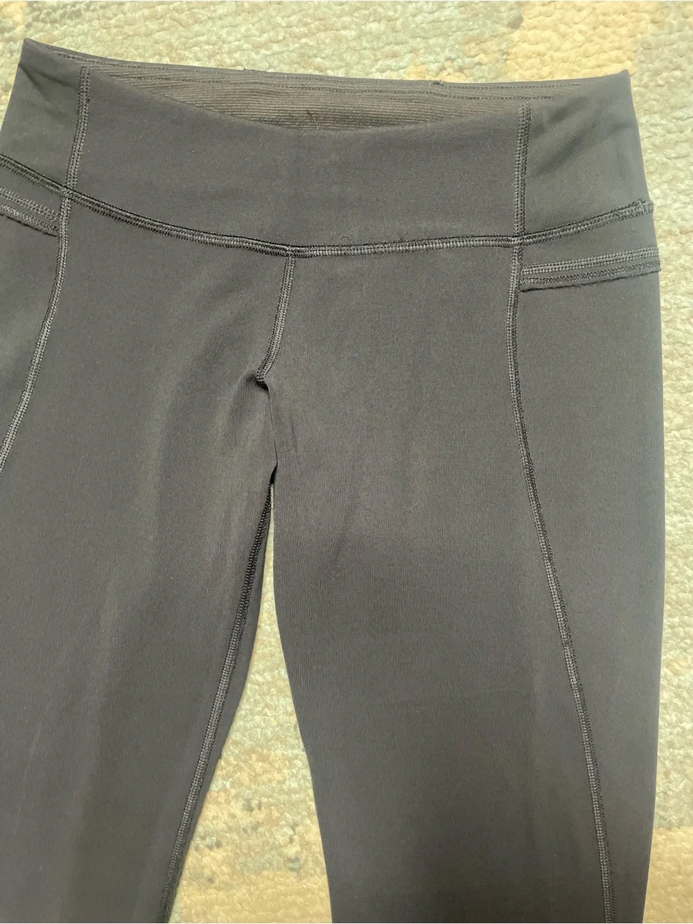 Lululemon black cropped leggings capri leggings women’s size 4